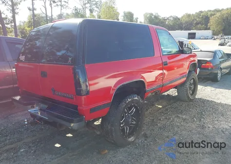 1996 Chevrolet Tahoe K1500 из США, поврежденный, VIN 3GNEK18R4TG131125